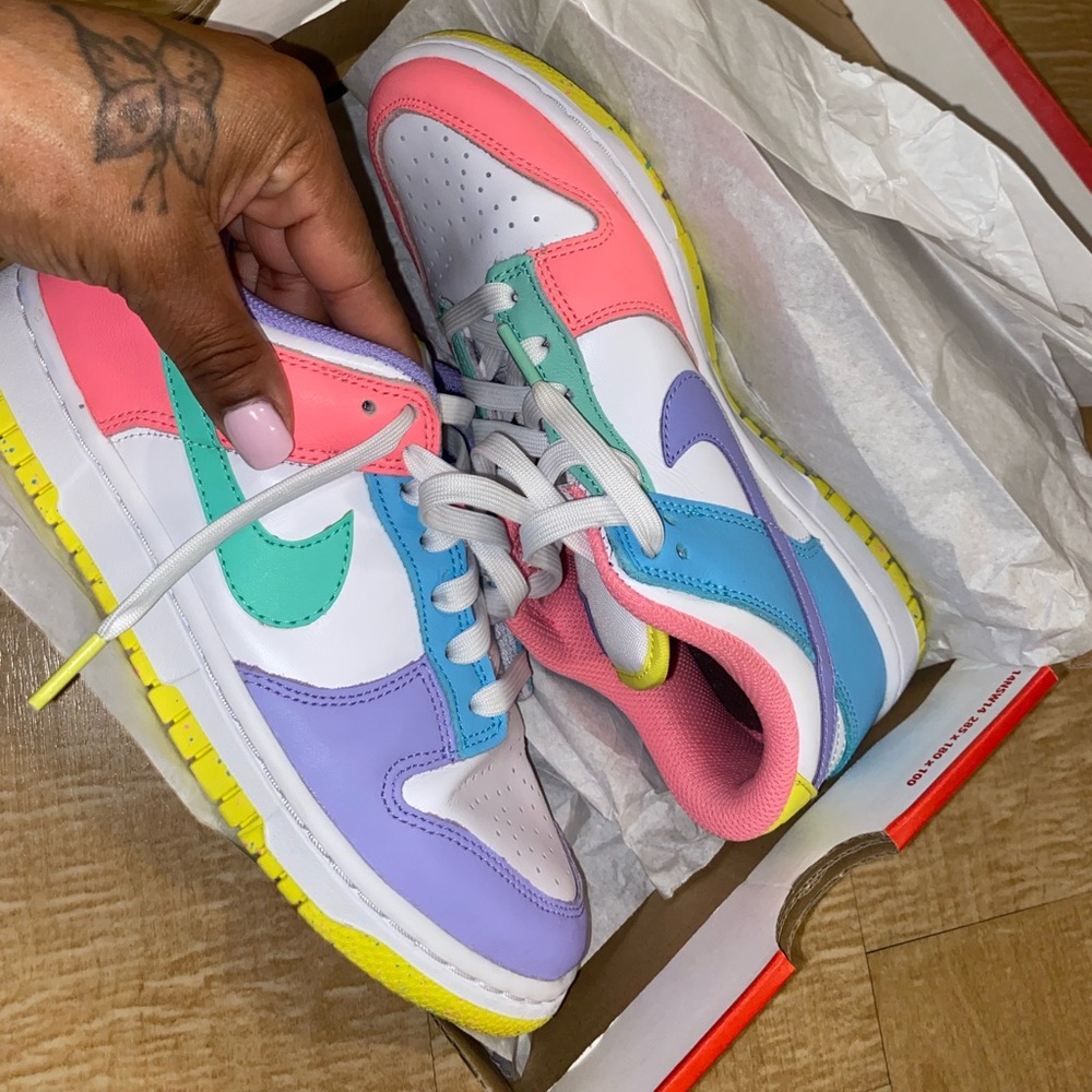 Woman’s Nike dunks